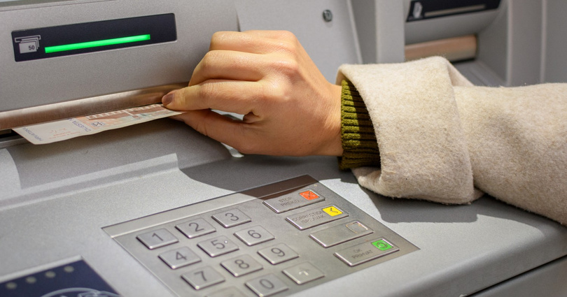 Skimming - co to jest i jak chronić karty płatnicze przy wypłacie gotówki z bankomatów? Skimming - co to jest i jak chronić karty płatnicze przy wypłacie gotówki z bankomatów?