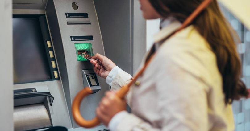 Co zrobić jeśli bankomat wciągnął kartę?