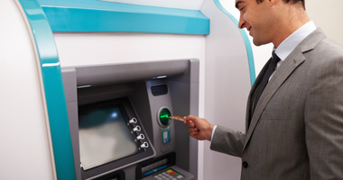 Czy w bankomacie można wypłacić euro i jakie są związane z tym opłaty?