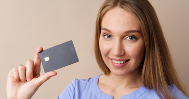 Jaką kartę płatniczą może mieć nastolatek? Porównanie kart debetowych dla młodych.