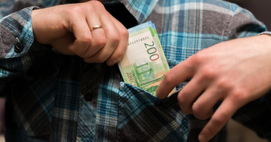 Pierwsza praca nastolatka: Jak legalnie otrzymywać i mądrze zarządzać pierwszą pensją?