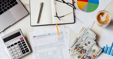 Pierwsza praca i podatki: Co nastolatek musi wiedzieć o umowach, PIT i numerze NIP/PESEL?