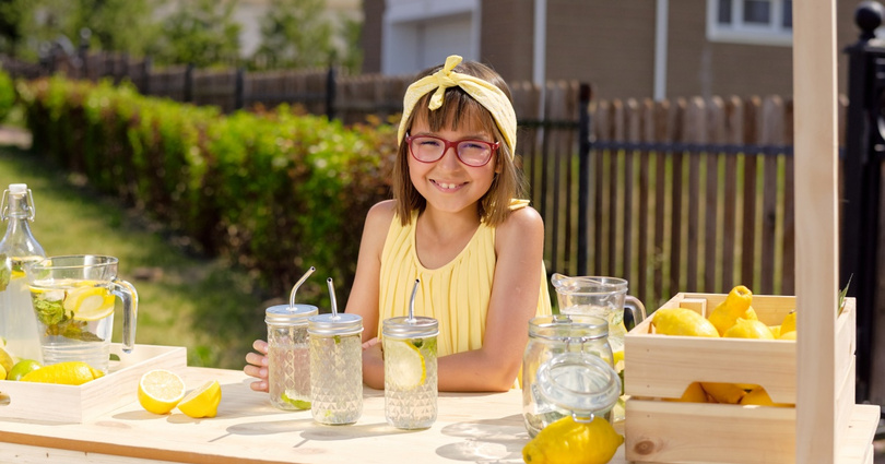 Pierwsze pieniądze: 10 kreatywnych i bezpiecznych sposobów, jak dziecko może zarobić (nie tylko na etacie).