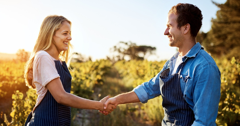 Praca na wakacje - jak negocjować stawkę i na co uważać w umowie?