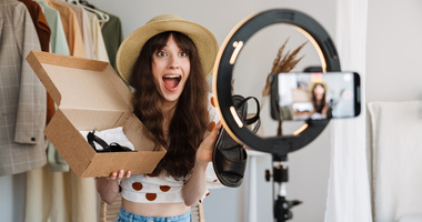 Zostań twórcą: Jak bezpiecznie zarabiać na YouTube, TikToku lub Instagramie? (Aspekty prawne i finansowe)