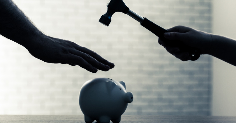 Debet techniczny - skąd się bierze minus na koncie, jeśli nie masz limitu kredytowego?