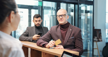 Nieważny dowód osobisty a konto w banku - czy bank zablokuje Ci środki?