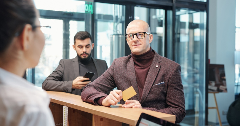 Nieważny dowód osobisty a konto w banku - czy bank zablokuje Ci środki?