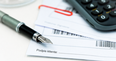 Cross-selling (sprzedaż wiązana) - czy obowiązkowe ubezpieczenie i konto do kredytu są zgodne z prawem?